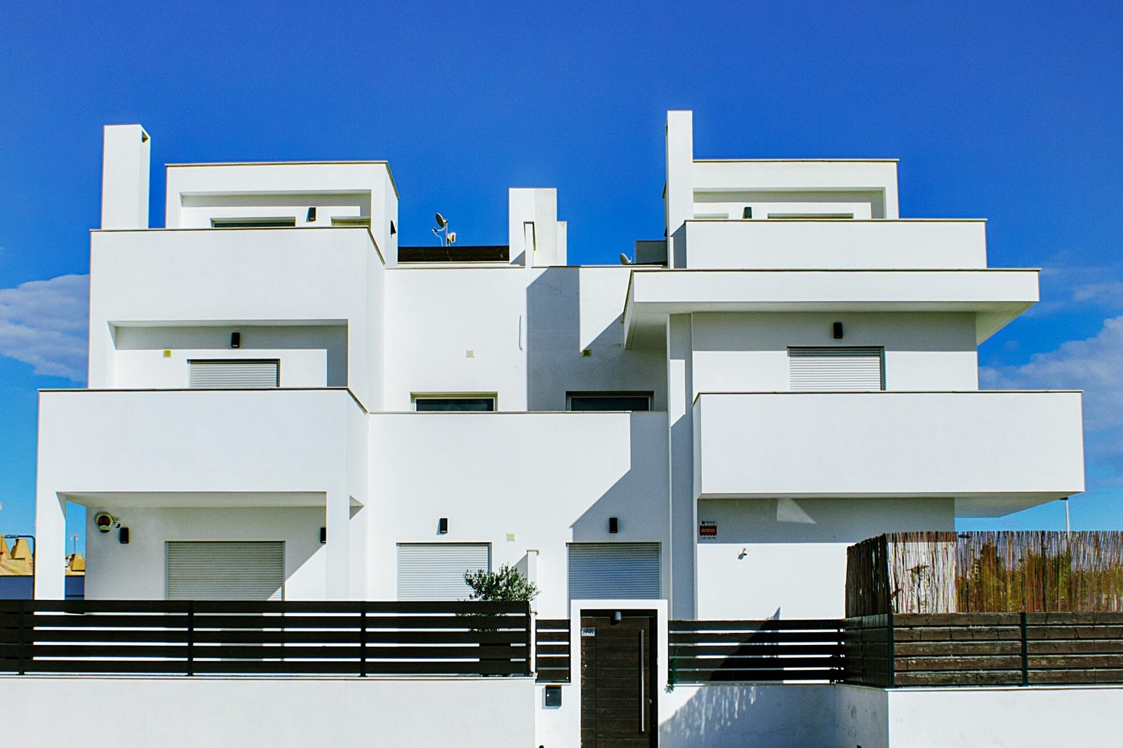 Contemporary white architecture in Torrevieja, Spain, showcasing modern Mediterranean design.